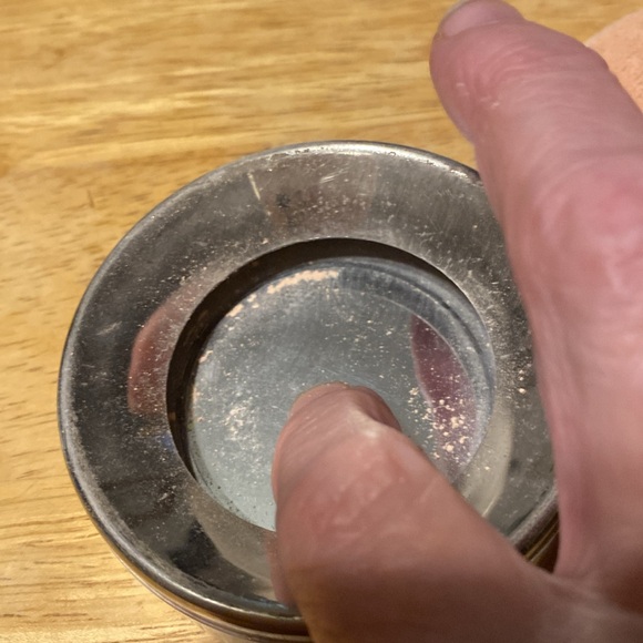 Vintage powder box with spring and puff - Picture 6 of 7